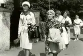 Svenska kyrkan, Kållereds församling, 1980-tal.
Pensionärsresa till S:t Olofs trädgård på Styrsö. 
Från vänster: okänd, Klara Axelsson (blommig klänning, Risås backe), Elin Olsson (mörka glasögon), Gunvor Johansson (väska under armen, Bölet) samt okänd.