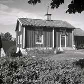 Figeholm, bostadshus, enkelstuga med träfasad och sadeltak.
