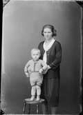 Kvinna och en pojke, Östhammar, Uppland