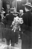 I Arboga firas 500-årsjubileet av Sveriges riksdag. Kronprins Gustaf Adolf välkomnas vid tåget. Till vänster (med hatt och pärlhalsband) står hans hustru, kronprinsessan Louise. Bakom kronprisen står prins Eugén.
I förgrunden står en kvinna med en blombukett.