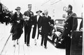 Riksdagsjubileet 1935 firas i Arboga. Kronprinsessan Louise och Kronprins Gustaf Adolf erbjuds biltransport till kyrkan.
Möjligen är det disponent Anders Göransson som gör dem sällskap.
(Arbogautställningen pågår samtidigt)