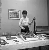 ABF har avslutning. En kvinna visar flamskvävnader.