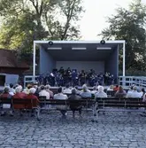 Blåsorkester och publik i Ahllöfsparken.