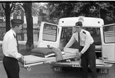 Ambulansförare och ny ambulans.