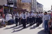 Arboga Blåsorkester marscherar. Marknad i stan.