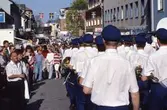 Arboga Blåsorkester marscherar på Nygatan. 