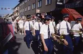 Arboga Blåsorkester marscherar på Nygatan under Arbogaträffen