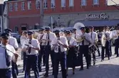 Arboga Blåsorkester marscherar på Stora torget