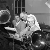 Arboga Blåsorkester repeterar med musikdirektör Yngve Kjerrgren från I 3 Örebro som instruktör.
1950-talet
Männen med tuborna heter Nils Jönsson (till vänster) och Harald 