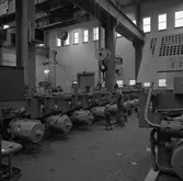 Arboga Mekaniska Verkstad, interiör. Meken.
Några män, iklädda overall, arbetar i en fabrikslokal. Det finns traverser i taket och många maskiner på golvet.

25 september 1856 fick AB Arboga Mekaniska Verkstad rättigheter att anlägga järngjuteri och mekanisk verkstad. Verksamheten startade 1858. Meken var först i landet med att installera en elektrisk motor för drift av verktygsmaskiner vid en taktransmission (1887).  Gjuteriet lades ner 1967. Den mekaniska verkstaden lades ner på 1980-talet.
Läs om Meken i Hembygdsföreningen Arboga Minnes årsbok från 1982.