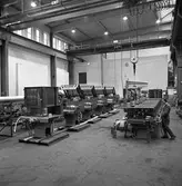 Arboga Mekaniska Verkstad. Interiör från Meken. En man arbetar i en fabrikslokal. Det hänger en travers i taket. Många maskiner ryms i rummet.

25 september 1856 fick AB Arboga Mekaniska Verkstad rättigheter att anlägga järngjuteri och mekanisk verkstad. Verksamheten startade 1858. Meken var först i landet med att installera en elektrisk motor för drift av verktygsmaskiner vid en taktransmission (1887).  Gjuteriet lades ner 1967. Den mekaniska verkstaden lades ner på 1980-talet.
Läs om Meken i Hembygdsföreningen Arboga Minnes årsbok från 1982.