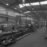 Arboga Mekaniska Verkstad, interiör. Fabrikslokal på Meken. Stora maskiner. Ett kontor syns till vänster i bild.
25 september 1856 fick AB Arboga Mekaniska Verkstad rättigheter att anlägga järngjuteri och mekanisk verkstad. Verksamheten startade 1858. Meken var först i landet med att installera en elektrisk motor för drift av verktygsmaskiner vid en taktransmission (1887).  Gjuteriet lades ner 1967. Den mekaniska verkstaden lades ner på 1980-talet.
Läs om Meken i Hembygdsföreningen Arboga Minnes årsbok från 1982.