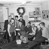 Medlemmar i Arboga OK tittar på diabilder