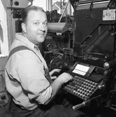 Arboga Tidning, personal och interiör.
En man arbetar i tryckeriet. Utsikten genom fönstret tyder på att lokalen ligger någon våning upp i byggnaden.