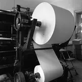 Arboga Tidning, interiör.
Tryckpressen är laddad med två stora pappersrullar.