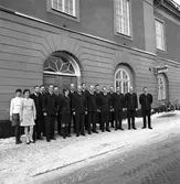 Polisens personal, samlad utanför polisstationen. Fjorton män och tre kvinnor. Alla bär uniform utom de två kvinnorna till vänster.
Från vänster: Göta Viola Eriksson, Inga Jansson, Bo Hammar, Lars 