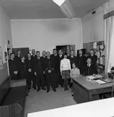 Polisens personal uppställd på en expedition. Alla, utom två, bär uniform.
Stående, från vänster: Lars Andersson, Georg Widén, Gerd Marklund, Per-Erik Isgren, Anders Forslöw, Leif Ekström, Sven-Erik Wikström, Torsten Jansson, Stig Oskarsson, Harry Hellenberg, Göta Viola Eriksson, Sigurd Granberg, Stig Janzon, Bo Hammar och Jens Broström.
Sittande bakom skrivbordet: Inga Jansson och Gösta Brokvist.
Saknas på bilden: Ragnar Hedin

På polisstationen finns två anhållningsceller och en fyllecell.
Arboga fick sin första polisbil ca 1960. Före dess åkte polisen taxi.