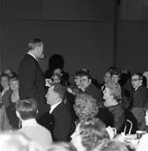 Arbogabor gästar radioprogrammet Frukostklubben, ett underhållningsprogram som sänds på lördagsmorgnar. Sigge Fürst, den ständige programledaren, bland publiken. De sitter vid runda bord och dricker kaffe.