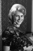 Kerstin Eklund, Arbogas Lucia, 1960-talet
Ung kvinna med en bukett rosor.
Porträtt