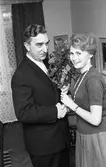Arbogas Lucia, Kerstin Eklund, gratuleras av Anders Högfeldt. Hon får en bukett rosor.
1960-talet.