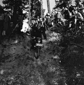 Arbogas Stjärnknutte
Tävling i terrängkörning med motorcykel. Publiken står alldeles intill banan.