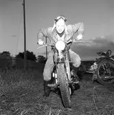 Arbogas Stjärnknutte
Ung man på motorcykel. Han har vindglasögonen i pannan och ser ut att vara klädd i overall