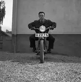 Arbogas Stjärnknutte
Ung man poserar på motorcykel
Bokstaven U på nummerskylten visar att fordonet hör hemma i Västmanlands län.