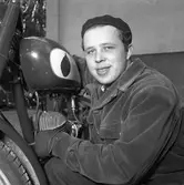 Arbogas Stjärnknutte
Ung man sitter på huk intill bensintanken på motorcykeln.