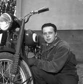 Arbogas Stjärnknutte
Ung man som sitter på huk vid en motorcykel.
Mannen har basker, jacka och handskar.