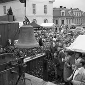 Arme syndares klocka ska vägas och publiken får gissa vikten. Stor publik på Stora torget.
Ett arrangemang av Barnens Dag och Lions.