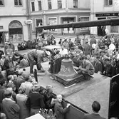Arme syndares klocka vägs på Stora torget. Sten Wahlgren från Lions Club väger. Publiken får gissa vikten. Rätt svar är 230 kg och 7 hekto.
Ett arrangemang av Barnens Dag och Lions.

Bilden användes till en artikel i Arboga Tidning och en bild från detta tillfälle finns även med i Reinhold Carlssons bok 
