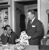 Öhrman & Melander. Interiör.
Arne Öhrman (till vänster) har besök av en försäljare.