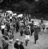 Artister i Scalarevyn i parad
Tamburmajor är Tore 