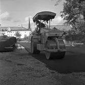 Asfaltering av gården vid Engelbrektskolan
I bakgrunden syns tornet på Heliga Trefaldighetskyrkan