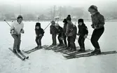 Avslutning på skidskola för barn. Två skidlärare och sju barn. Anita Gustafsson längst till höger.