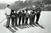 Avslutning på skidskola för barn.
Två kvinnliga skidlärare och sju barn. Sjätte barnet, från vänster, är Ken Gustafsson. Anita Gustafsson är skidläraren längst till höger.