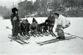 Avslutning på skidskola för barn.
Två kvinnliga skidlärare och sju barn. Anita Gustafsson är skidläraren i spräckliga jackan.