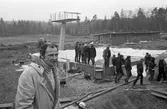Ekbacksbadet anläggs. Hopptornet på plats. Skolungdomar på besök. Badmästare Esbjörn Eriksson närmast kameran.
