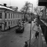 Bandvagnar på Nygatan. Militärtransport från Enköping.
Hökenbergsgränd anas till vänster i bild. Bilskola och EPA på vänster sida av Nygatan.