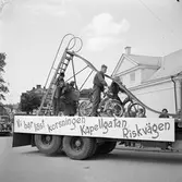 Barnens Dag firas. En lastbil med texten 