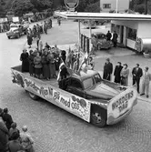 Barnens Dag firas med en parad genom staden. Här är en lastbil med texterna 