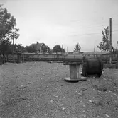 Bommar vid järnvägsövergången vid Augustenlund - Jädersvägen.
Kabeltrummor i förgrunden.