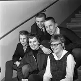 Distriktsmästerskap i bordtennis i Kungsör
Två kvinnor och tre unga män sitter i en trappa
DM