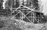 Bågskyttarna får ett nytt hus, vid bågskyttebanan nedanför Teknikbacken.
Byggnadsställningar och människor som arbetar med huset.