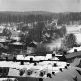 Utsikt från Heliga Trefaldighetskyrkans torn. Fastigheter på Storgatan och Västerlånggatan. Törnberget. Is och snö på Arbogaån.