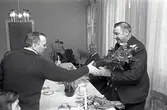CVA och UHF avtackar veteraner. Män sitter runt ett bord. Det är dukat med kaffe och kakor. En man mottar en blombukett.
Centrala Verkstaden Arboga, Underhåll Flyg