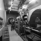 CVA interiör. Ljuddämparen för motorprovning monteras. Mannen till vänster är Charles Carlsson.
Centrala Verkstaden Arboga