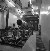 Charles Carlsson, på CVA.
Ljuddämparen för motorprovning monteras.
Centrala Verkstaden Arboga