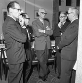 Oklart om detta är ett möte hos Folkpartiet eller om männen tillhör Byggnadsnämnden.