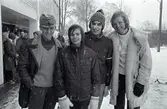 Distriktsmäterskap i skidorientering. Fyra ungdomar i ytterkläder, i snöväder. Längst till höger står Ove Thörn.
Byggnaden är Gäddgårdsskolan.